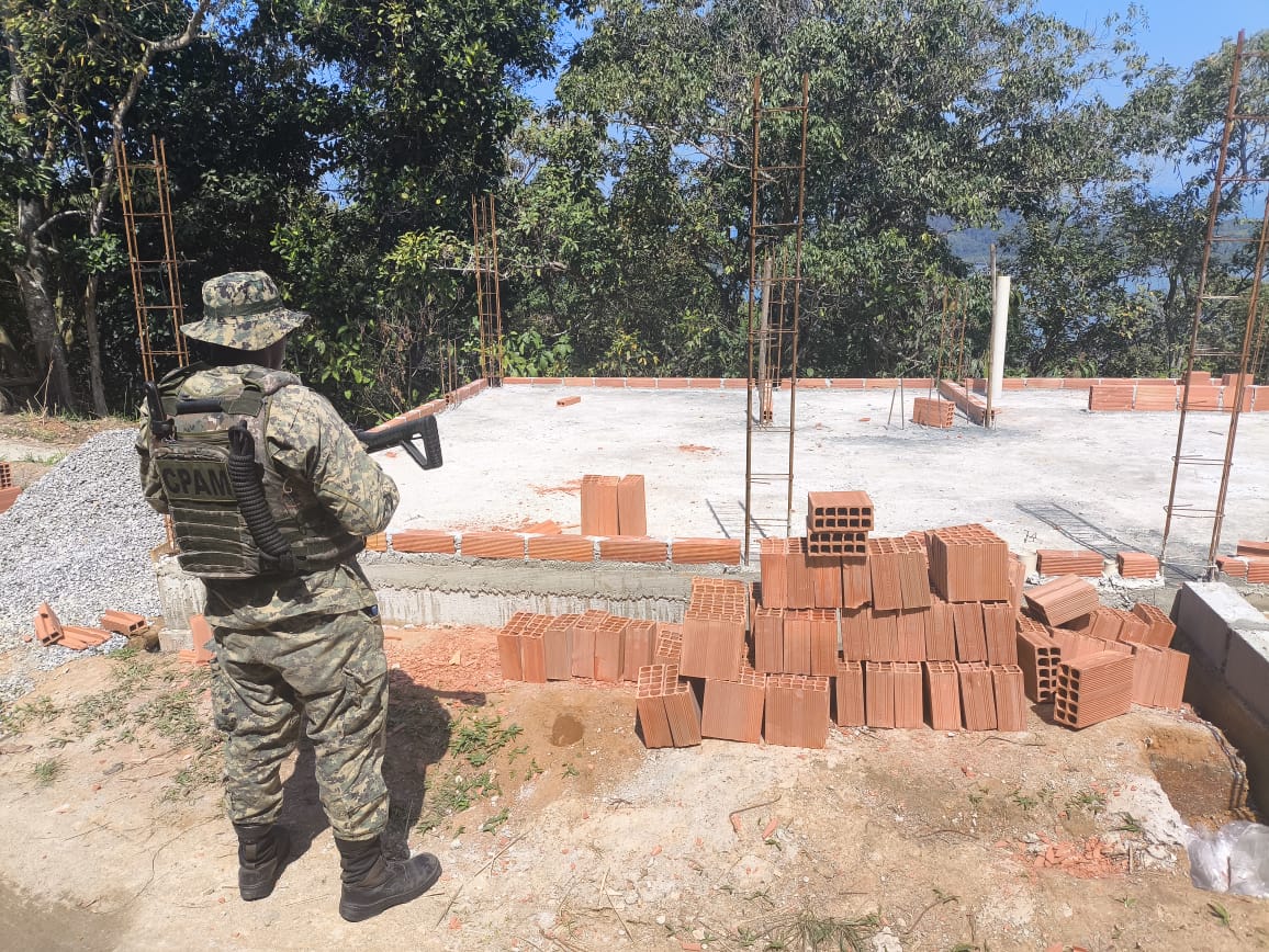 Construção irregular é identificada na Praia Grande, em Paraty, após informações do programa Linha Verde 